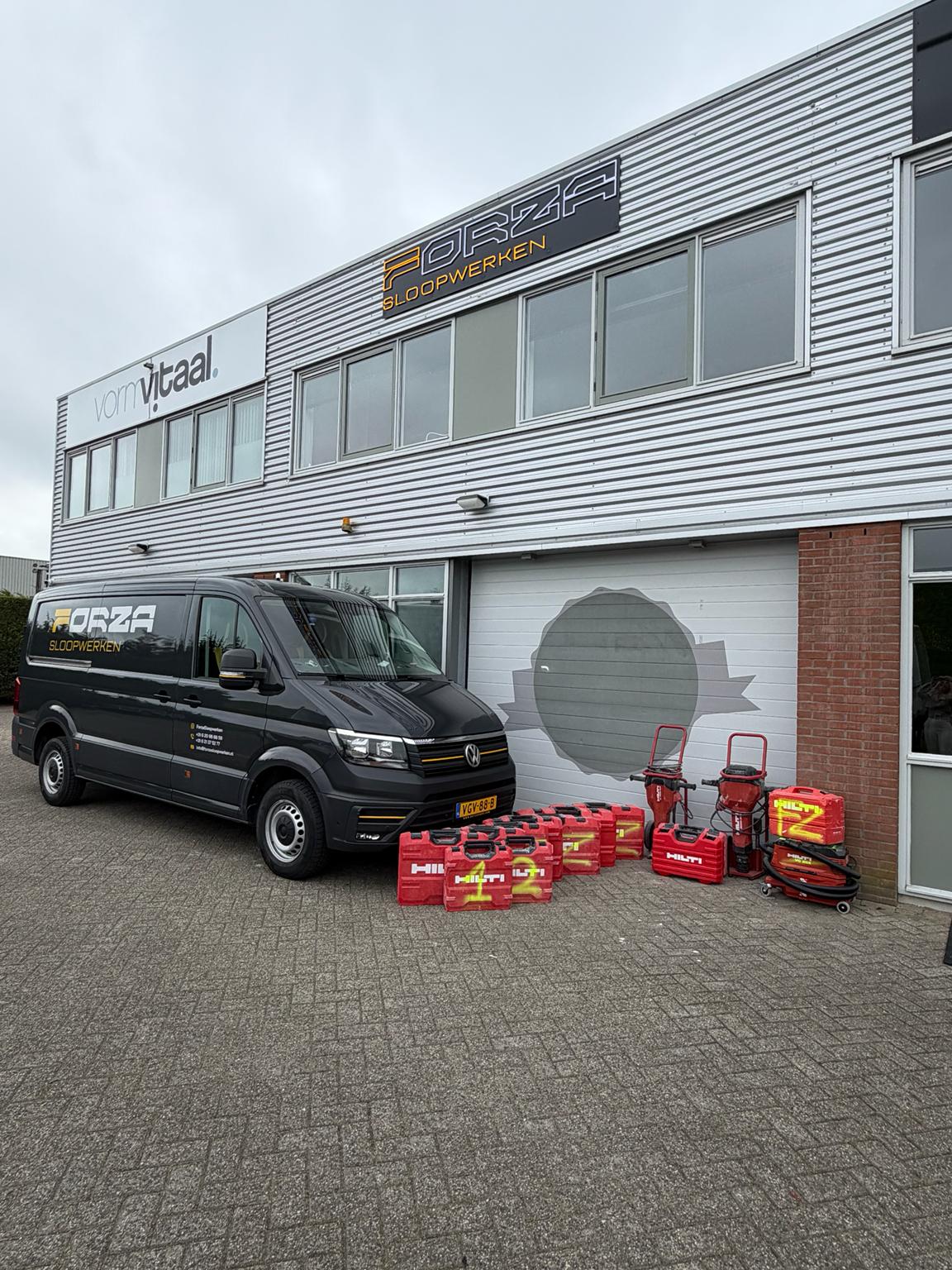 Forza Sloopwerken bedrijfspand met professioneel materieel