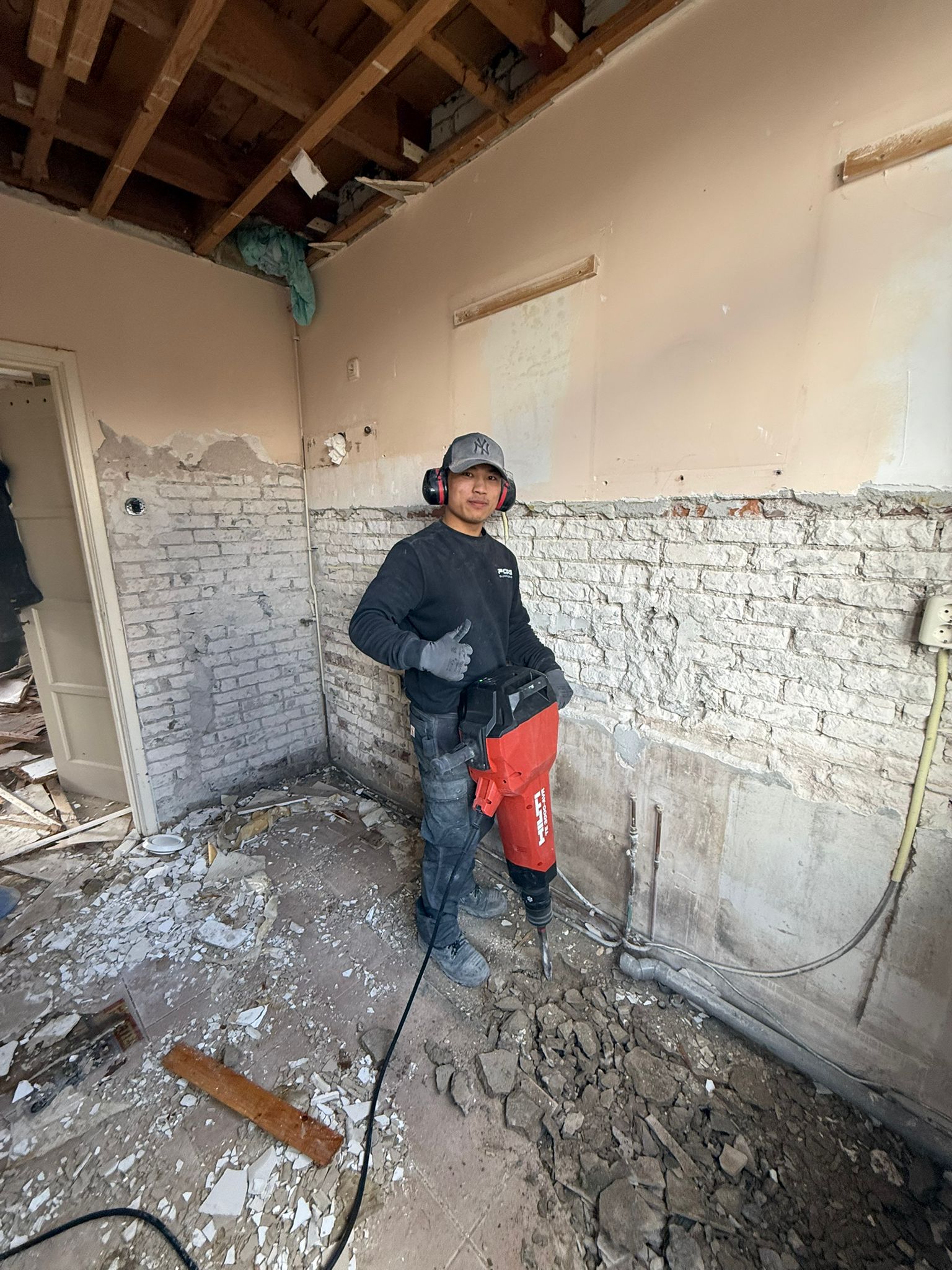 Sloopteam van Forza Sloopwerken na afronding project in Noord-Holland – bezemschoon opgeleverd